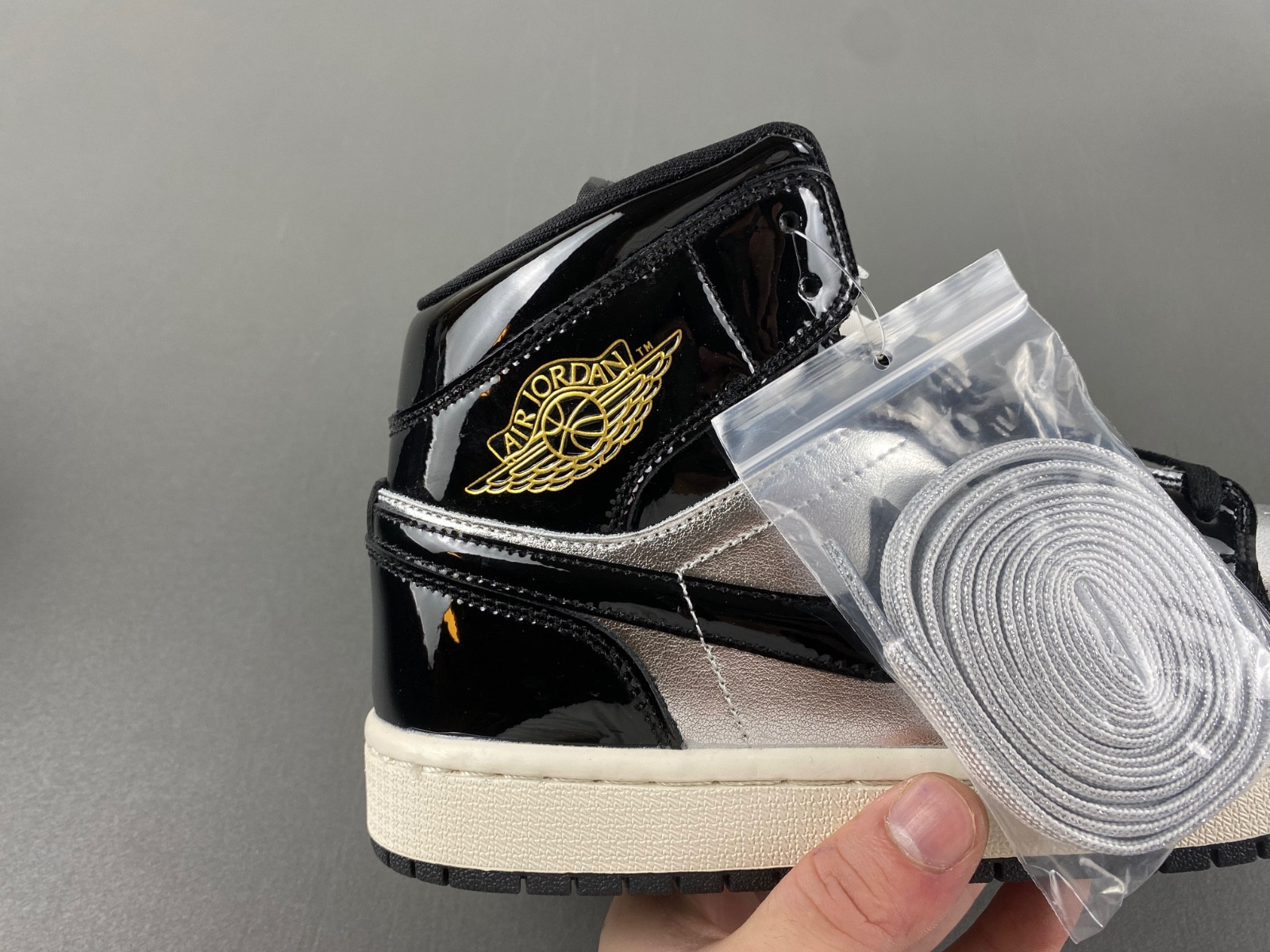 Air Jordan 1 Mid SE GS “Black/Metallic Silver” FZ3938-001