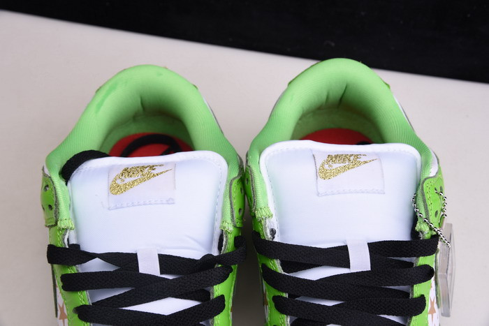 S*p*e x nike sb dunk low white/metallic gold-green dh3228-101